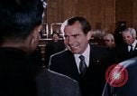 Immagine di Nixon saluta Enlai Pechino Cina, 1972, secondo 62 filmato di repertorio 65675057337