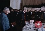 Standbild Nixon und Enlai Speisen Peking China, 1972, aus Sekunde 10 historischem Filmmaterial Videoclip 65675057339