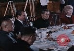 Standbild Nixon und Enlai Speisen Peking China, 1972, aus Sekunde 43 historischem Filmmaterial Videoclip 65675057339