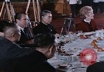 Standbild Nixon und Enlai Speisen Peking China, 1972, aus Sekunde 45 historischem Filmmaterial Videoclip 65675057339