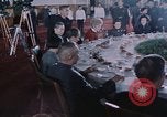 Standbild Nixon und Enlai Speisen Peking China, 1972, aus Sekunde 55 historischem Filmmaterial Videoclip 65675057339