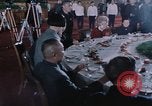 Standbild Nixon und Enlai Speisen Peking China, 1972, aus Sekunde 56 historischem Filmmaterial Videoclip 65675057339