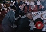 Standbild Nixon und Enlai Speisen Peking China, 1972, aus Sekunde 57 historischem Filmmaterial Videoclip 65675057339