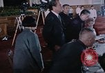 Standbild Nixon und Enlai Speisen Peking China, 1972, aus Sekunde 58 historischem Filmmaterial Videoclip 65675057339