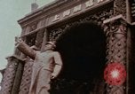 Immagine di Statua di Mao e arco Shanghai in Cina, 1972, secondo 1 filmato di repertorio 65675057344