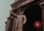 Immagine di Statua di Mao e arco Shanghai in Cina, 1972, secondo 3 filmato di repertorio 65675057344