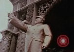 Immagine di Statua di Mao e arco Shanghai in Cina, 1972, secondo 4 filmato di repertorio 65675057344