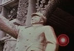 Immagine di Statua di Mao e arco Shanghai in Cina, 1972, secondo 5 filmato di repertorio 65675057344