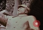Immagine di Statua di Mao e arco Shanghai in Cina, 1972, secondo 6 filmato di repertorio 65675057344