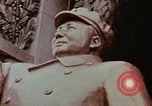 Immagine di Statua di Mao e arco Shanghai in Cina, 1972, secondo 7 filmato di repertorio 65675057344