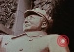 Immagine di Statua di Mao e arco Shanghai in Cina, 1972, secondo 8 filmato di repertorio 65675057344