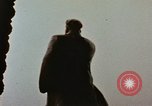 Immagine di Statua di Mao e arco Shanghai in Cina, 1972, secondo 9 filmato di repertorio 65675057344