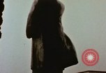 Immagine di Statua di Mao e arco Shanghai in Cina, 1972, secondo 10 filmato di repertorio 65675057344