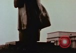 Immagine di Statua di Mao e arco Shanghai in Cina, 1972, secondo 11 filmato di repertorio 65675057344