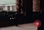 Immagine di Statua di Mao e arco Shanghai in Cina, 1972, secondo 13 filmato di repertorio 65675057344