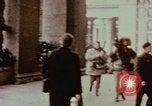 Immagine di Statua di Mao e arco Shanghai in Cina, 1972, secondo 14 filmato di repertorio 65675057344