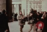 Immagine di Statua di Mao e arco Shanghai in Cina, 1972, secondo 15 filmato di repertorio 65675057344