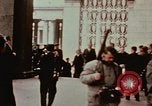 Immagine di Statua di Mao e arco Shanghai in Cina, 1972, secondo 16 filmato di repertorio 65675057344
