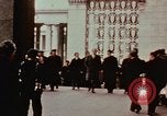 Immagine di Statua di Mao e arco Shanghai in Cina, 1972, secondo 17 filmato di repertorio 65675057344