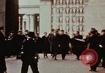 Immagine di Statua di Mao e arco Shanghai in Cina, 1972, secondo 18 filmato di repertorio 65675057344