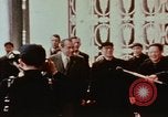 Immagine di Statua di Mao e arco Shanghai in Cina, 1972, secondo 19 filmato di repertorio 65675057344