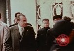 Immagine di Statua di Mao e arco Shanghai in Cina, 1972, secondo 20 filmato di repertorio 65675057344