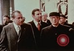 Immagine di Statua di Mao e arco Shanghai in Cina, 1972, secondo 21 filmato di repertorio 65675057344