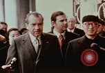 Immagine di Statua di Mao e arco Shanghai in Cina, 1972, secondo 22 filmato di repertorio 65675057344