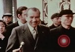 Immagine di Statua di Mao e arco Shanghai in Cina, 1972, secondo 23 filmato di repertorio 65675057344