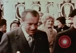 Immagine di Statua di Mao e arco Shanghai in Cina, 1972, secondo 24 filmato di repertorio 65675057344