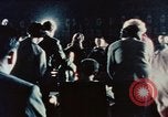 Immagine di Prestazioni acrobatiche Shanghai in Cina, 1972, secondo 9 filmato di repertorio 65675057356
