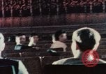 Immagine di Prestazioni acrobatiche Shanghai in Cina, 1972, secondo 13 filmato di repertorio 65675057356