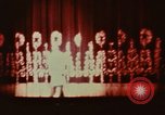 Immagine di Prestazioni acrobatiche Shanghai in Cina, 1972, secondo 17 filmato di repertorio 65675057356