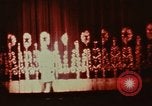 Immagine di Prestazioni acrobatiche Shanghai in Cina, 1972, secondo 18 filmato di repertorio 65675057356