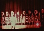 Immagine di Prestazioni acrobatiche Shanghai in Cina, 1972, secondo 19 filmato di repertorio 65675057356