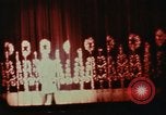 Immagine di Prestazioni acrobatiche Shanghai in Cina, 1972, secondo 20 filmato di repertorio 65675057356