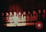 Immagine di Prestazioni acrobatiche Shanghai in Cina, 1972, secondo 21 filmato di repertorio 65675057356