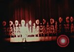 Immagine di Prestazioni acrobatiche Shanghai in Cina, 1972, secondo 22 filmato di repertorio 65675057356