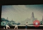 Immagine di Prestazioni acrobatiche Shanghai in Cina, 1972, secondo 23 filmato di repertorio 65675057356