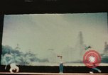 Immagine di Prestazioni acrobatiche Shanghai in Cina, 1972, secondo 24 filmato di repertorio 65675057356