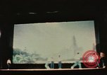 Immagine di Prestazioni acrobatiche Shanghai in Cina, 1972, secondo 26 filmato di repertorio 65675057356