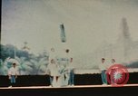 Immagine di Prestazioni acrobatiche Shanghai in Cina, 1972, secondo 42 filmato di repertorio 65675057356