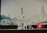 Immagine di Prestazioni acrobatiche Shanghai in Cina, 1972, secondo 43 filmato di repertorio 65675057356