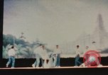 Immagine di Prestazioni acrobatiche Shanghai in Cina, 1972, secondo 46 filmato di repertorio 65675057356