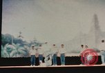 Immagine di Prestazioni acrobatiche Shanghai in Cina, 1972, secondo 48 filmato di repertorio 65675057356