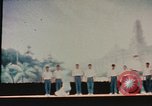 Immagine di Prestazioni acrobatiche Shanghai in Cina, 1972, secondo 49 filmato di repertorio 65675057356