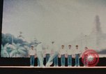 Immagine di Prestazioni acrobatiche Shanghai in Cina, 1972, secondo 51 filmato di repertorio 65675057356