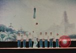 Immagine di Prestazioni acrobatiche Shanghai in Cina, 1972, secondo 55 filmato di repertorio 65675057356