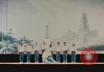 Immagine di Prestazioni acrobatiche Shanghai in Cina, 1972, secondo 57 filmato di repertorio 65675057356