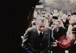 Standbild Nixon Gruppe beginnt Bootsfahrt Hangchow China, 1972, aus Sekunde 1 historischem Filmmaterial Videoclip 65675057365